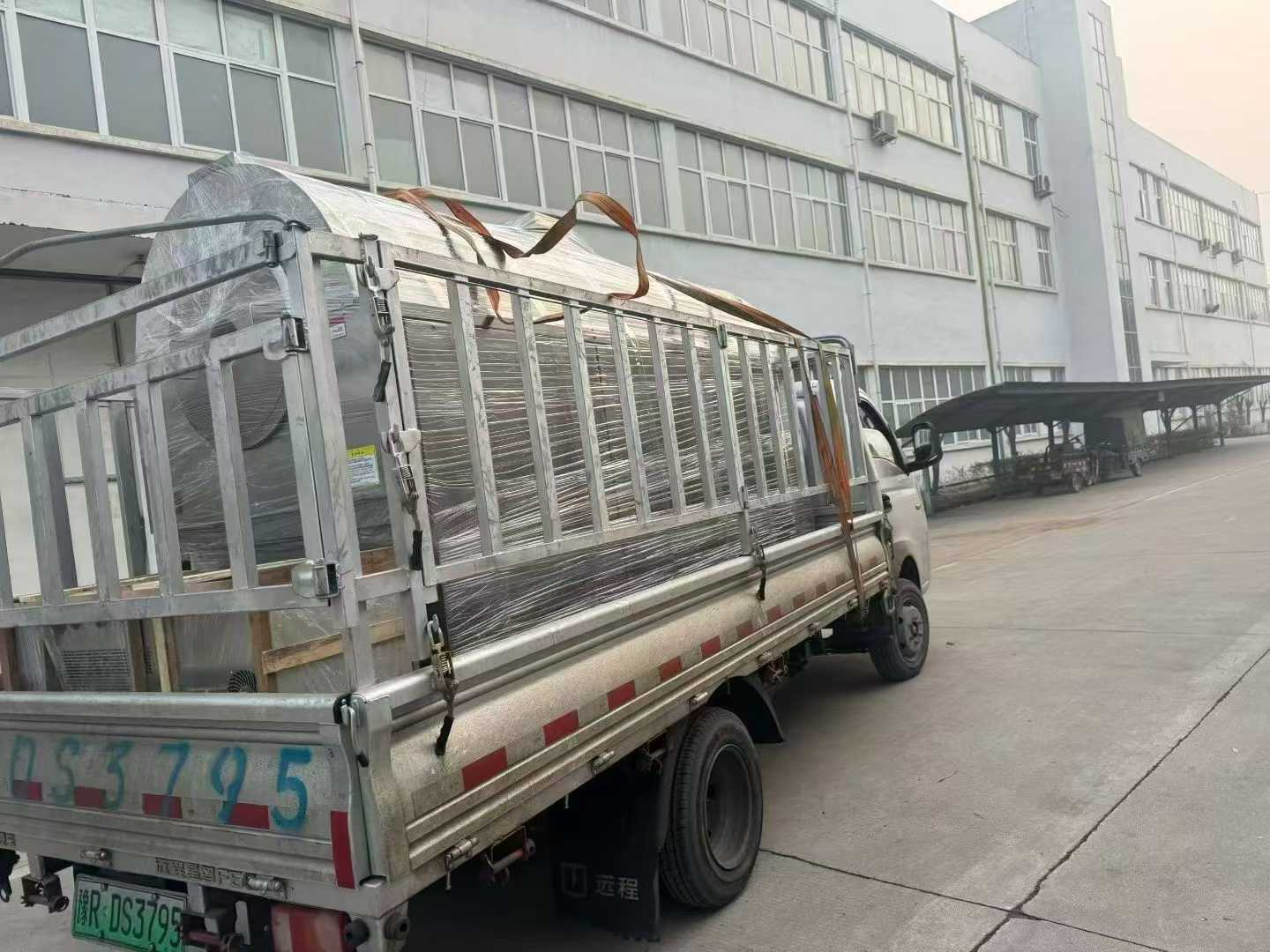 河南客戶復(fù)購的500斤電磁炒花生果設(shè)備專車發(fā)貨